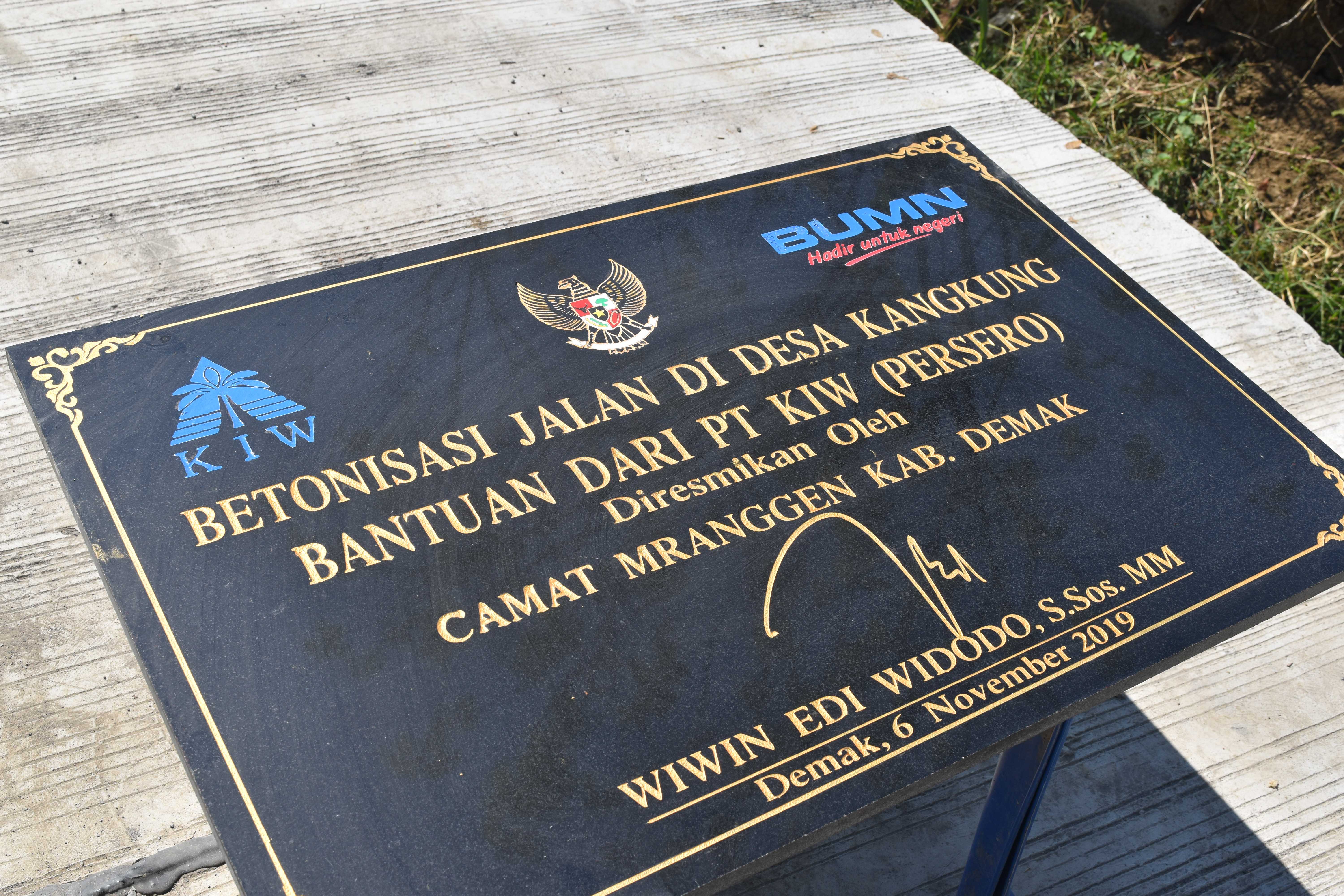 BETONISASI JALAN KIW RESMIKAN BANTUAN (1)