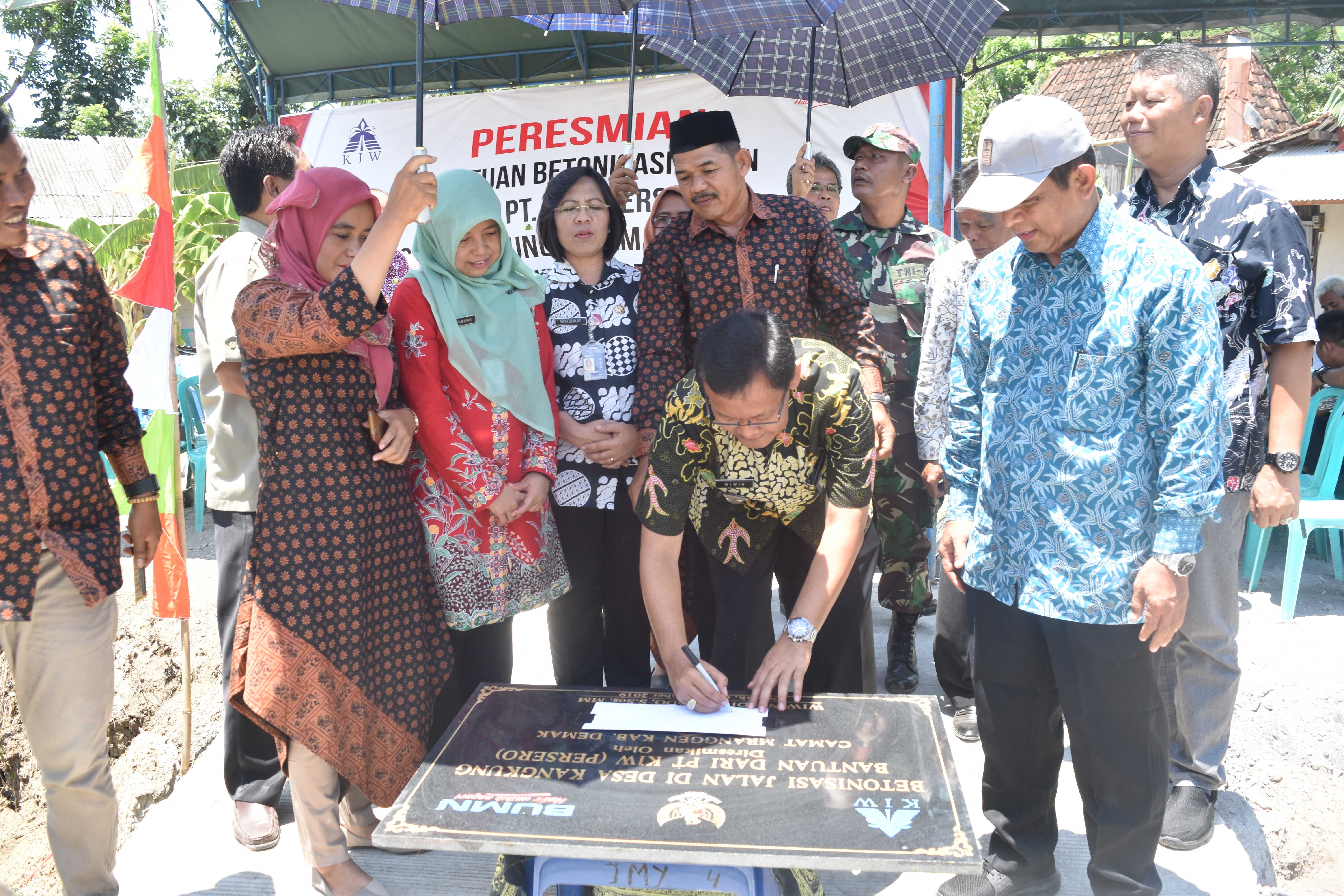 PT KIW RESMIKAN BANTUAN BETONISASI JALAN (1)