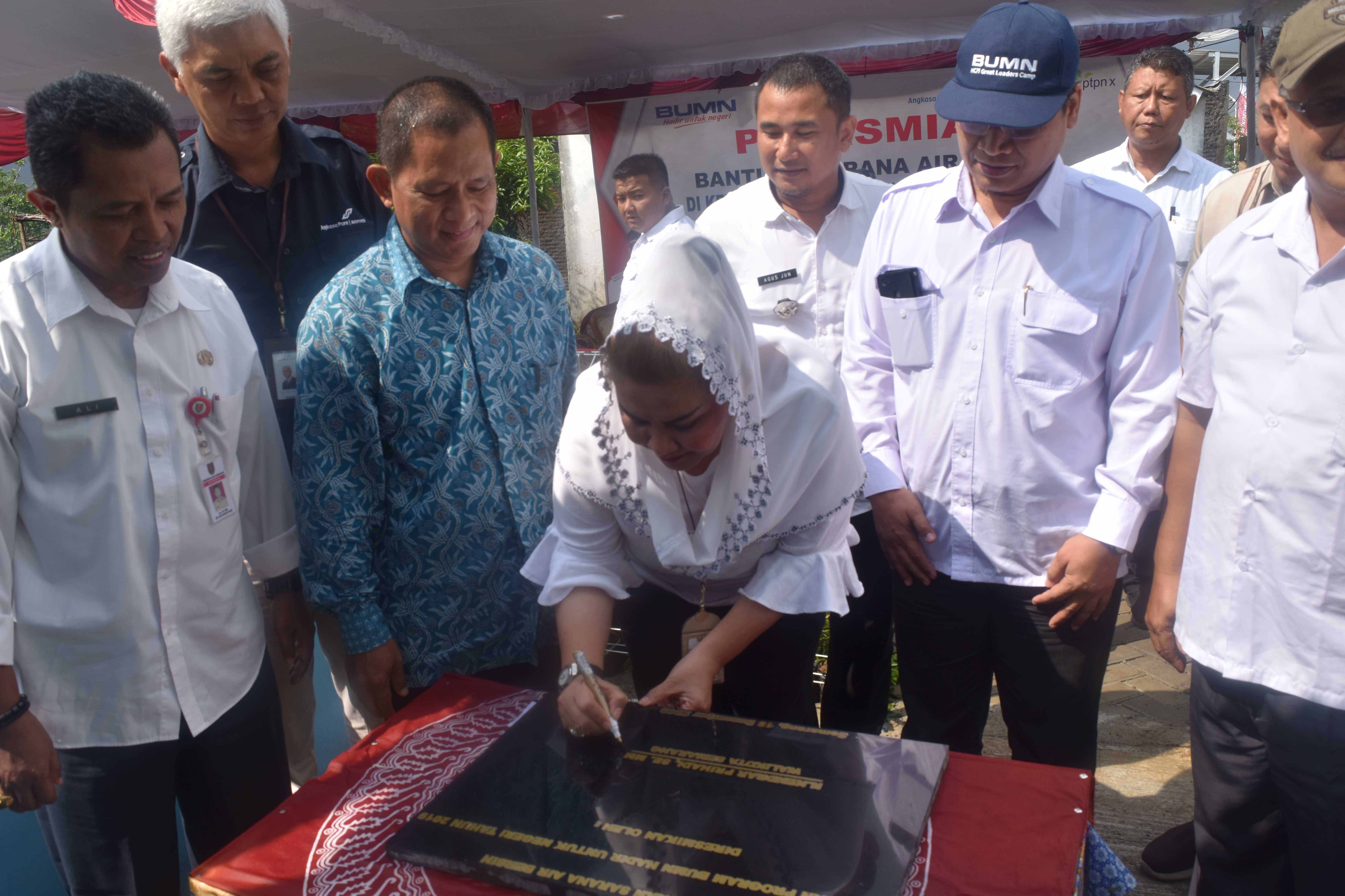 Bantuan sarana air bersih PT KIW